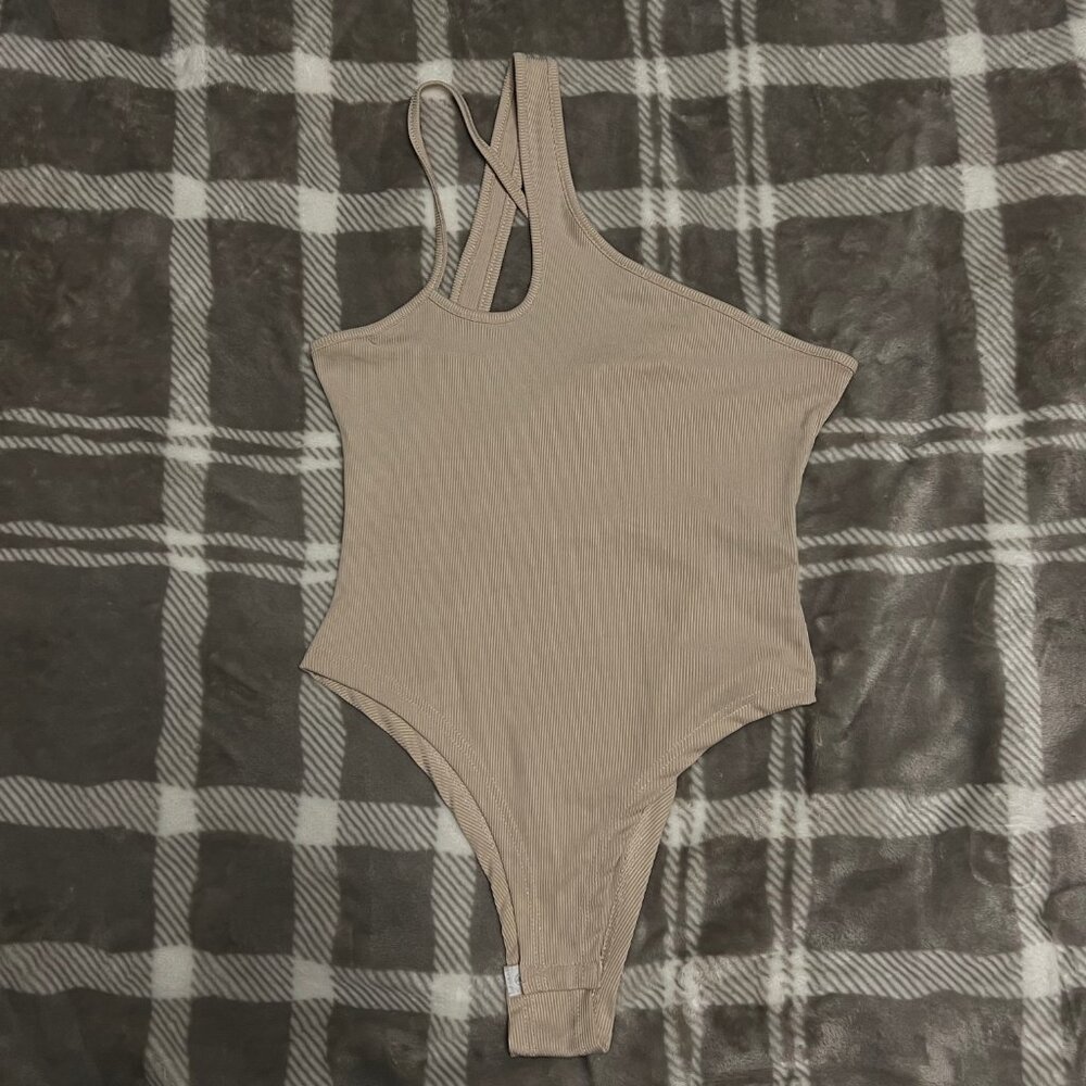 NEW One-Shoulder Taupe Ribbed Bodysuit – Minimal & Modern ✨